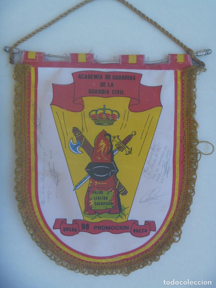 Military Antiques: ACADEMIA DE LA GUARDIA CIVIL DE UBEDA - BAEZA : BANDERIN DE LA 98 &ordm; PROMOCION. FIRMADO