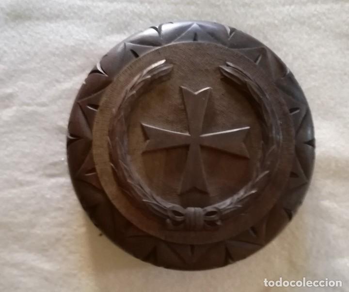 Military Antiques: Sanidad militar. Exclusiva caja tallada a mano en madera de nogal con el emblema de Sanidad militar