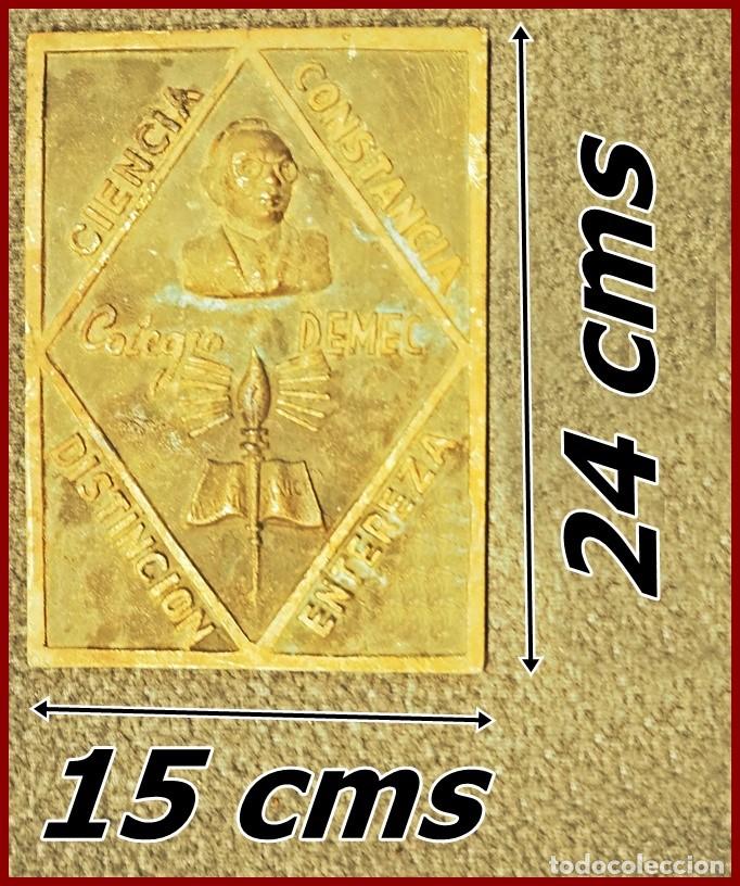 Military Antiques: 113/600..Metopa Colegio DEMEC.....De lat&oacute;n macizo...sin madera.....Pesa 2,200 kgs.