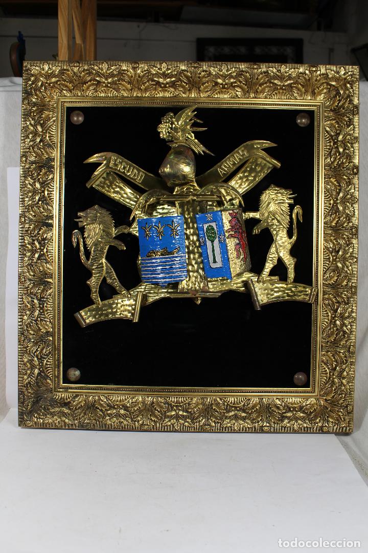 Militaria: cuadro escudo de armas con relieve de lat&oacute;n