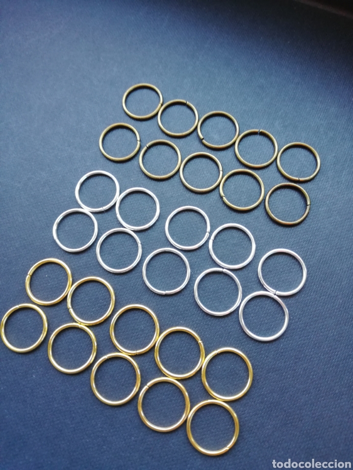 Militaria: 30 Anillas medallas plata, oro y bronce