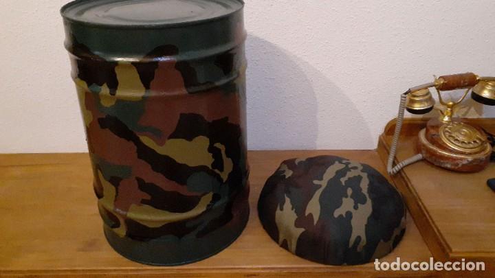 Militaria: TABURETE DE BID&Oacute;N DE ACEITE RECICLADO. CON ASIENTO DE MADERA TAPIZADO