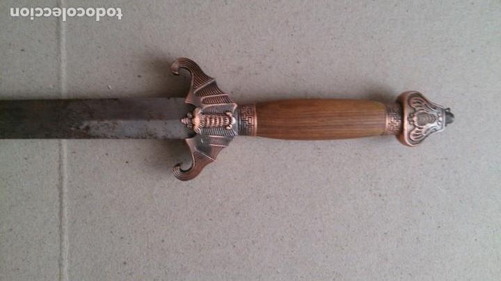 Military Antiques: ESPADA CON FUNDA DE MADERA ( DE UNA PELICULA.) s&iacute;mil)