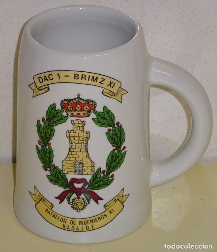 Militaria: JARRA MILITAR DE CER&Aacute;MICA. DAC 1 BRIMZ XI BATALL&Oacute;N DE INGENIEROS BADAJOZ. 13CM. 650GR