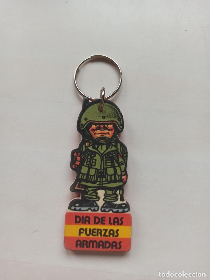 Militaria: Llavero militar corcho. D&iacute;a de las Fuerzas Armadas