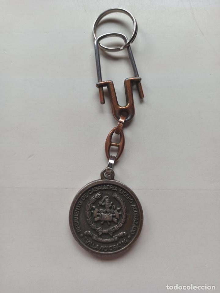 Military Antiques: Llavero militar metal. Regimiento de Caballer&iacute;a Ligero Acorazado Villavicosa 3er Centenario 1989