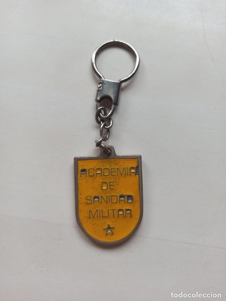 Militaria: Llavero militar metal. Academia de Sanidad Militar
