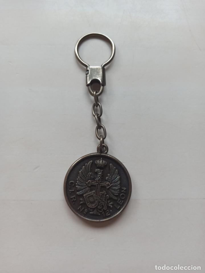 Military Antiques: Llavero militar metal. CIR n1 Le&oacute;n