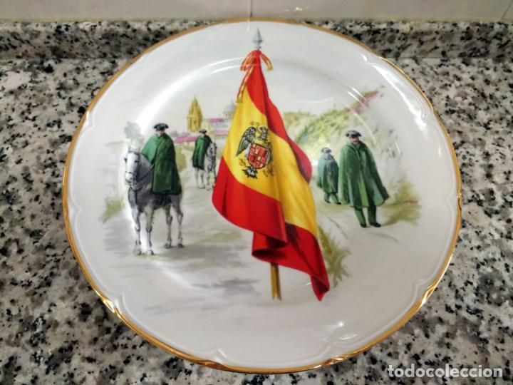 Military Antiques: Plato Guardias Civiles a Pie y a Caballo con Capotes y Bandera con &Aacute;guila de San Juan.