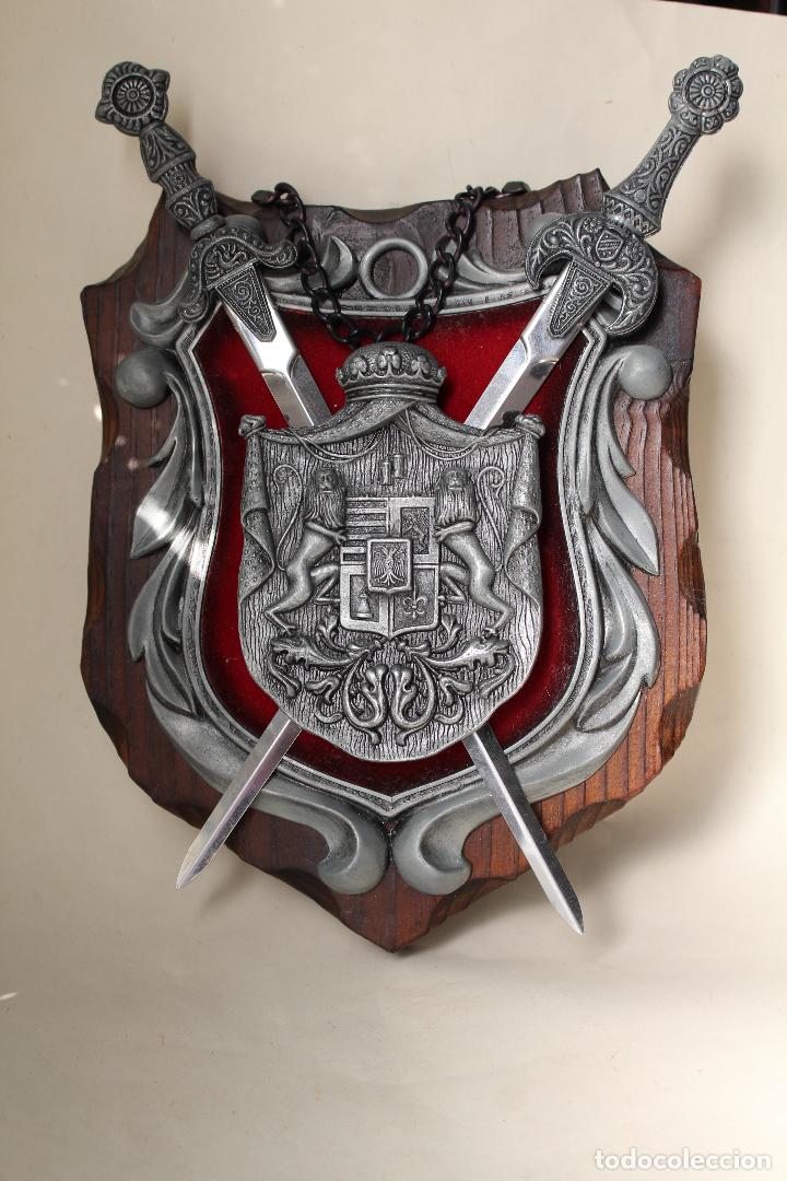 Military Antiques: metopa escudo de armas de 2 espadas metal sobre madera