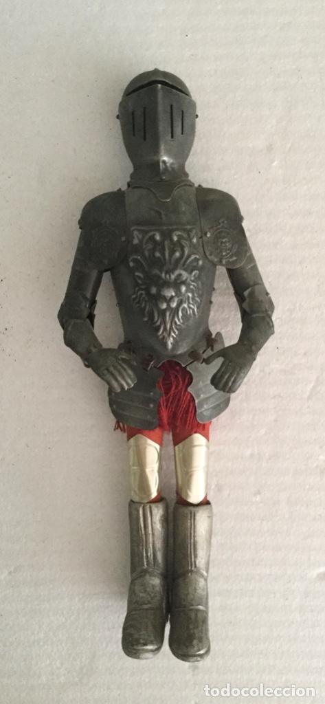 Militaria: Armadura en Miniaturade metal. 28 cms. Antigua
