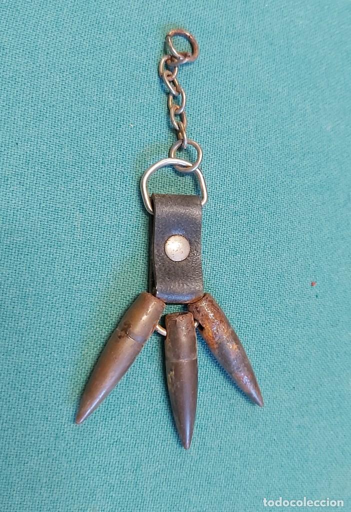 Militaria: Adorno de colgar con 3 balas inertes