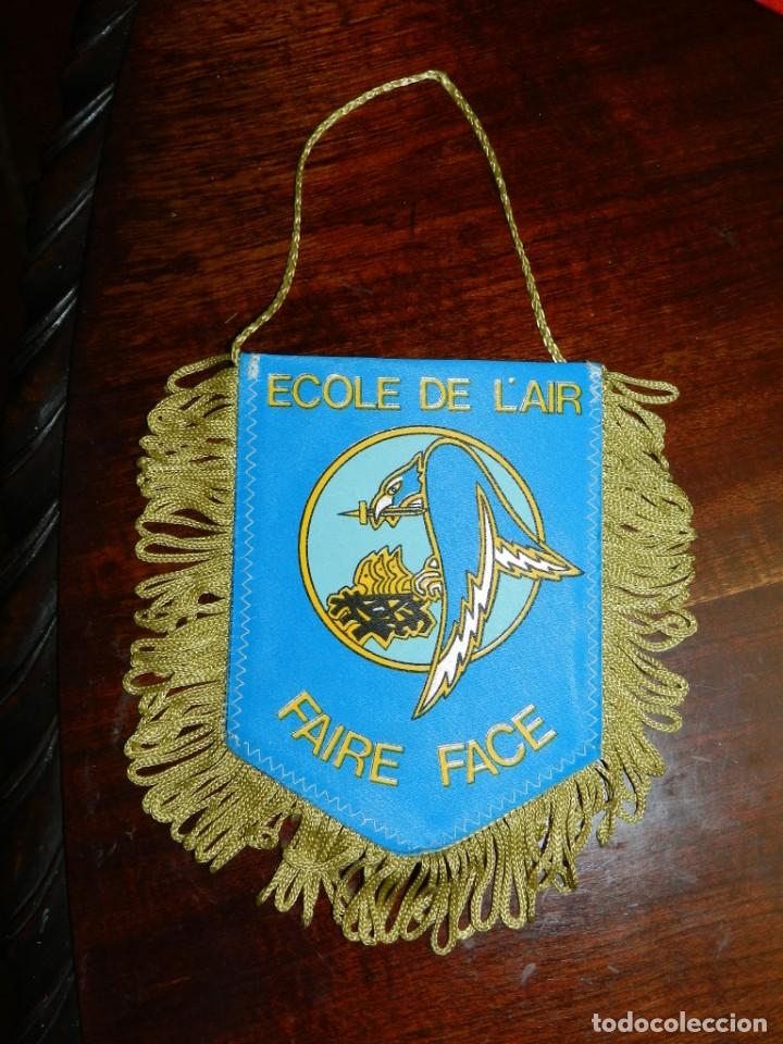 Military Antiques: Antiguo Banderin. Francia. Escuela del Aire - Ecole de l Air. Faire Face. Mide 13 x 10 cms.