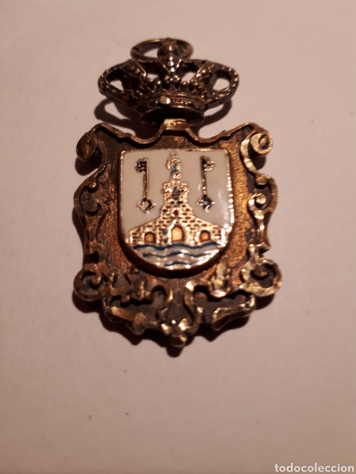 Militaria: MEDALLA DE PLATA DORADA QUE DIO EL AYUN. DE ALCALA DE GUADAIRA A LA SELECCION ESPA&Ntilde;OLA DE FUTBOL.