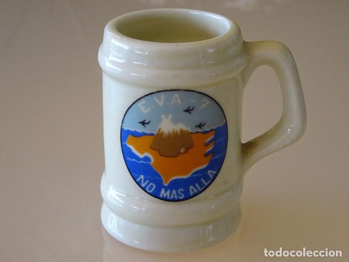 Militaria: JARRA DE CER&Aacute;MICA MILITAR. EJ&Eacute;RCITO DEL AIRE. ESCUADR&Oacute;N DE VIGILANCIA AEREA EVA 7 . 6,5CM 90GR