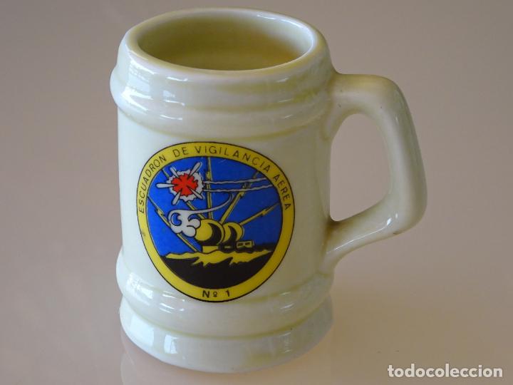 Militaria: JARRA DE CER&Aacute;MICA MILITAR. EJ&Eacute;RCITO DEL AIRE. ESCUADR&Oacute;N DE VIGILANCIA AEREA EVA 1 . 6,5CM 90GR