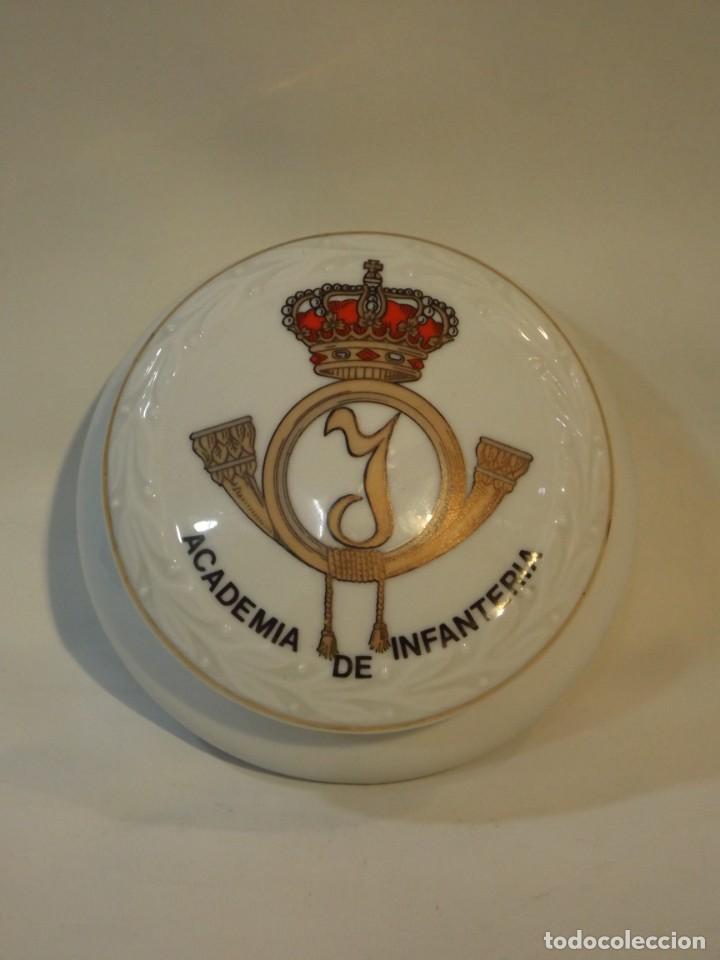 Militaria: Caja redonda con tapa Academia de infanter&iacute;a cer&aacute;mica Maribel Cartagena Medida 12 X 6 cm.