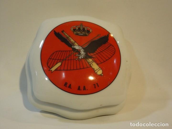 Militaria: Caja porcelana con tapa sin marcas Regimiento Artiller&iacute;a Antia&eacute;rea 71 medida 14 X 5.5 cm.