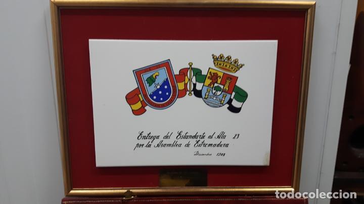 Military Antiques: Aviaci&oacute;n militar. Escuadrilla Azul. Placa cer&aacute;mica entrega estandarte Junta de Extremadura 1988.
