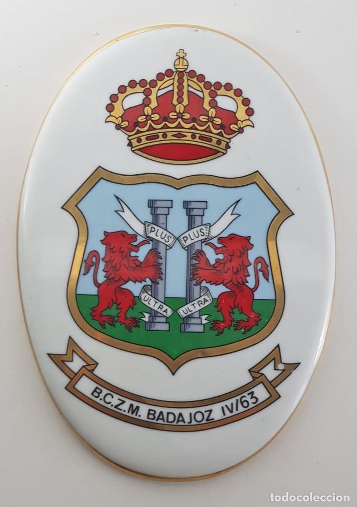 Militaria: METOPA BATALLON CAZADORES DE MONTA&Ntilde;A - B.C.Z.M BADAJOZ IV/63 - POCO COMUN - CERAMICA TAMARIT