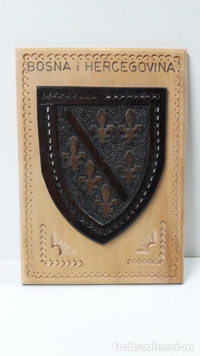 Militaria: METOPA TALLA EN MADERA DEL ESCUDO DE BOSNA I HERCEGOVINA . MEDIDA DE ALTO 24,5 CM