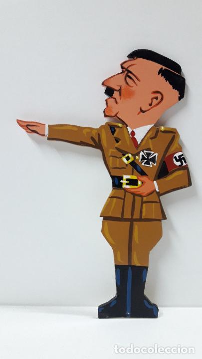 Militaria: FIGURA DE HITLER . REALIZADA EN MADERA / PANEL TROQUELADO Y PINTADO A MANO . ALTURA 20,5 CM