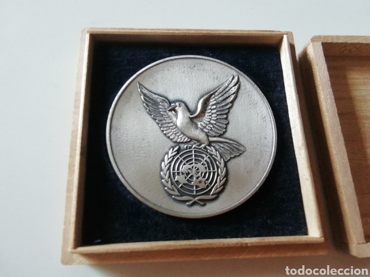 Military Antiques: CAJA CON MEDALLON 1968 A&Ntilde;O INTERNACIONAL DERECHOS HUMANOS PLATA
