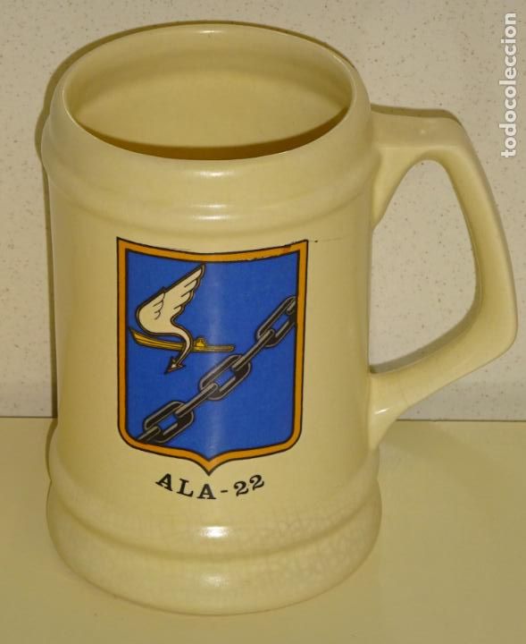 Militaria: JARRA MILITAR DE CER&Aacute;MICA. EJ&Eacute;RCITO DEL AIRE ALA 22. 13 CM. 390GR