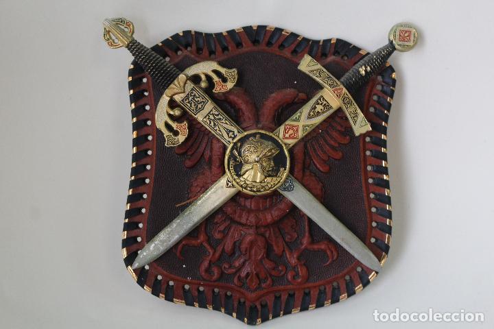 Militaria: metopa toledo con espadas damasquinadas