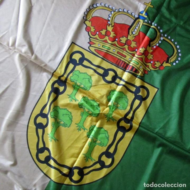 Militaria: Enorme bandera de tela con escudo de localidad Navarra, 210 x 135 cent&iacute;metros