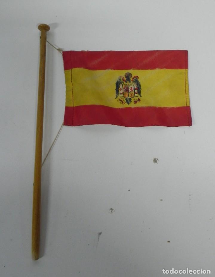 Militaria: REPOSITORIO CON BANDERA ESPA&Ntilde;OLA FRANQUISTA, A&Ntilde;O 40 / 50, MIDE EL MASTIL DE MADERA UNOS 30 CMS.