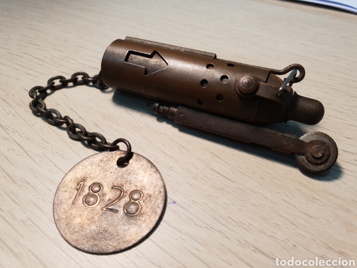 Military Antiques: MECHERO DE TRINCHERA . DESLIZANTE CON CHISQUERO Y MECHA . CHAPA 1828.