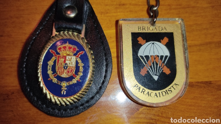 Military Antiques: LOTE 2 LLAVEROS. BRIGADA PARACAIDISTA Y POLICIA
