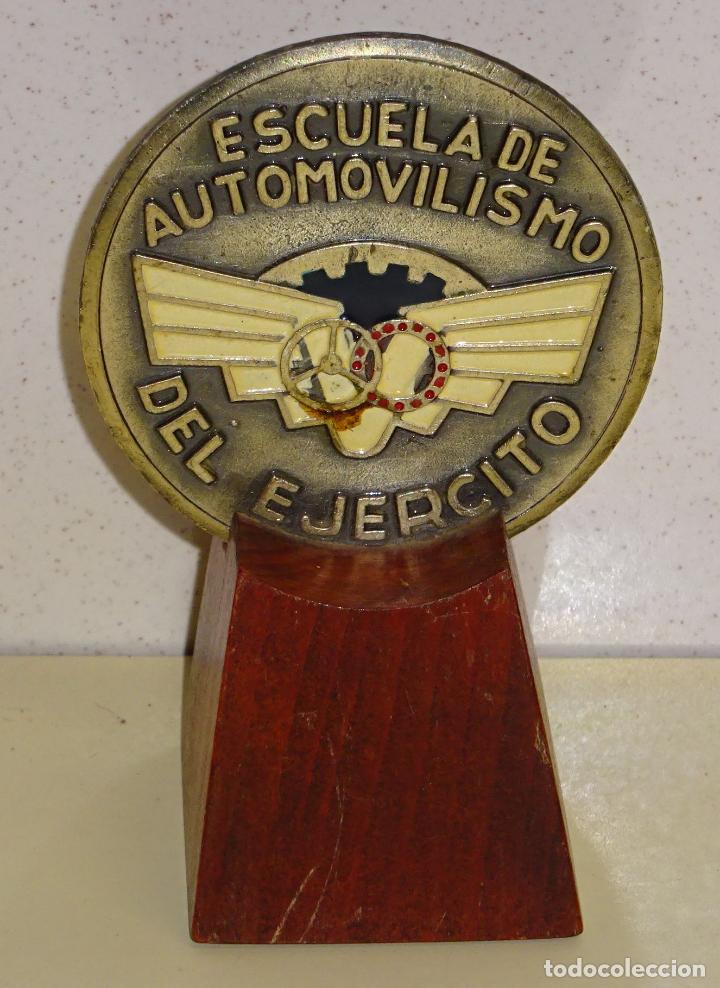 Military Antiques: ADORNO SOBREMESA MILITAR. PEANA CON MEDALLA DE LA ESCUELA DE AUTOMOVILISMO DEL EJ&Eacute;RCITO. 11CM. 160GR