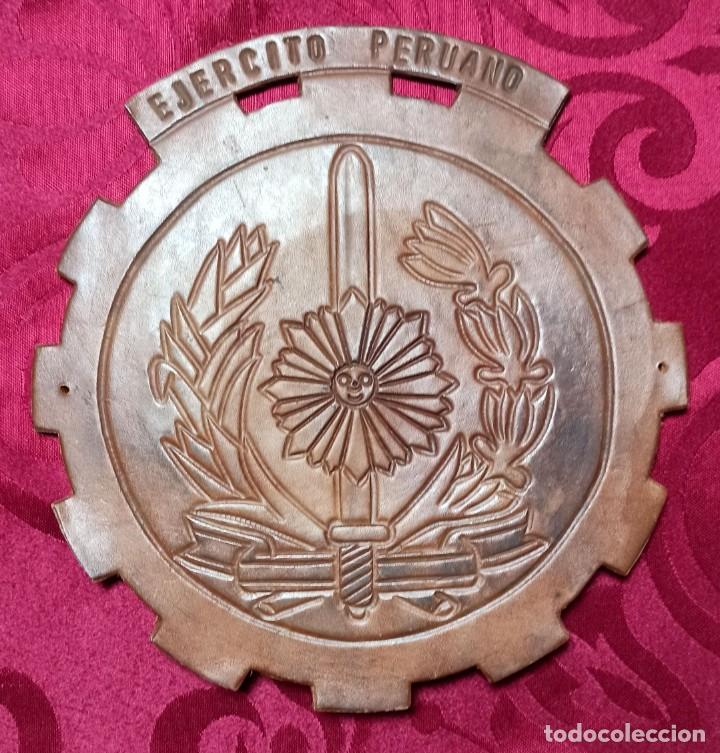 Military Antiques: EJERCITO PERUANO - PERU - CUERO REPUJADO - GRANDES DIMENSIONES - 18 X 17 CMS