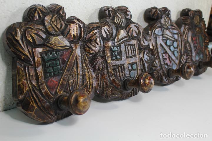 Military Antiques: perchero con escudos medievales