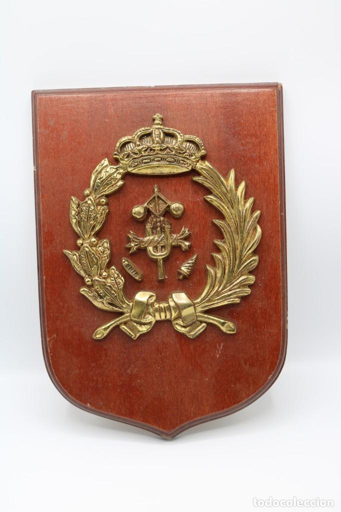 Military Antiques: Escudo militar de bronce y madera