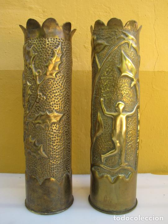 Military Antiques: 19.- Pareja de Vainas. Arte de trinchera. Representaci&oacute;n antropomorfa. Rareza