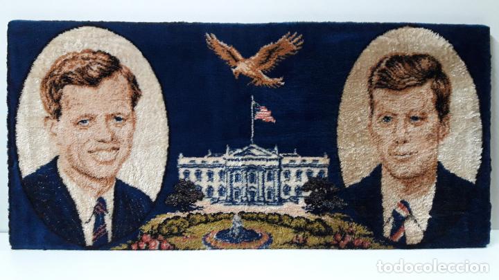 Militaria: LOS HERMANOS KENNEDY EN LA CASA BLANCA - ESTADOS UNIDOS . ALFOMBRA CON BASTIDOR DE MADERA . A&Ntilde;OS 60