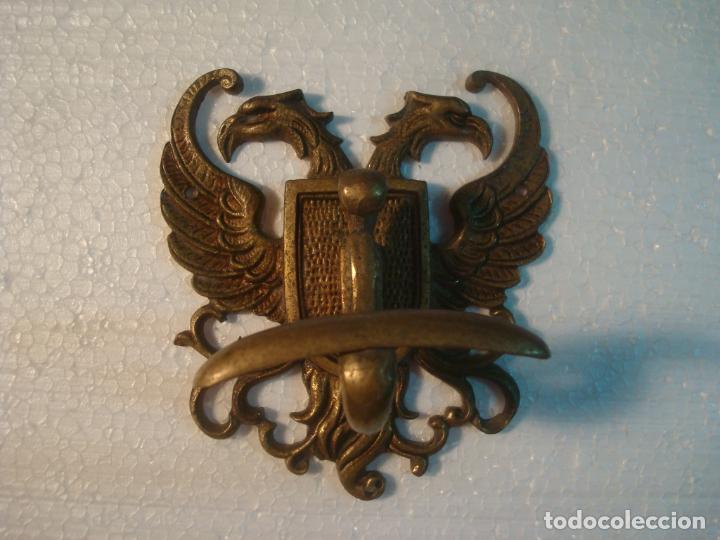 Militaria: perchero ejercito aguila bicefala bronce 11 x 12