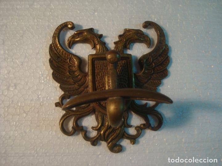 Militaria: perchero ejercito aguila bicefala bronce 11 x 12