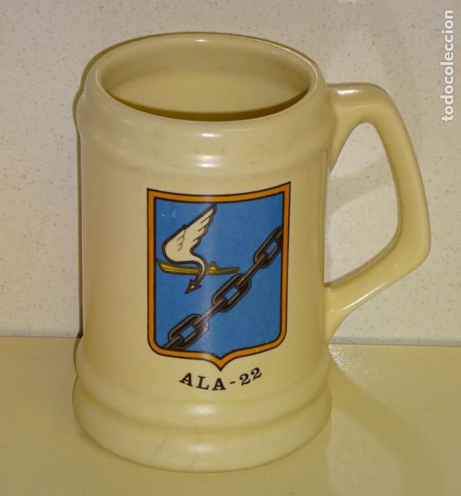 Militaria: JARRA MILITAR DE CER&Aacute;MICA. EJ&Eacute;RCITO DEL AIRE. ALA 22. 13 CM. 470GR