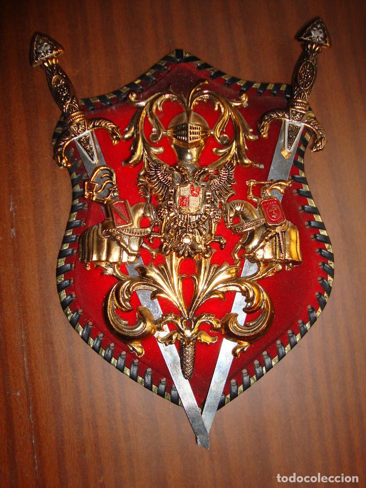 Military Antiques: ANTIGUA METOPA - ESCUDO DE ARMAS - REPLICA EN PLASTICO Y CARTON