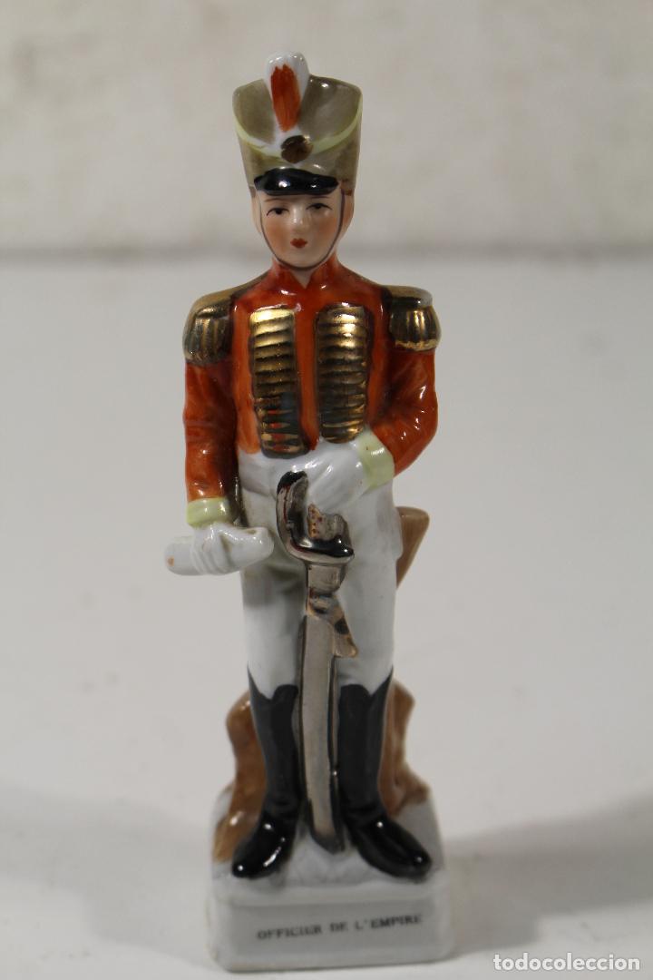 Military Antiques: FIGURINE EN PORCELAINE - OFFICIER DE L'EMPIRE