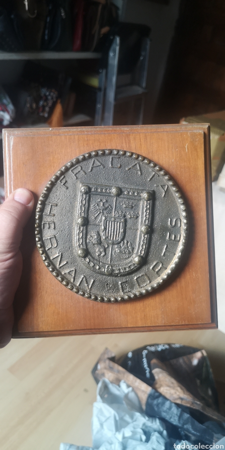 Militaria: Antigua metopa de la fragata Hern&aacute;n Cort&eacute;s 19 cm x 19 cm bronce y madera
