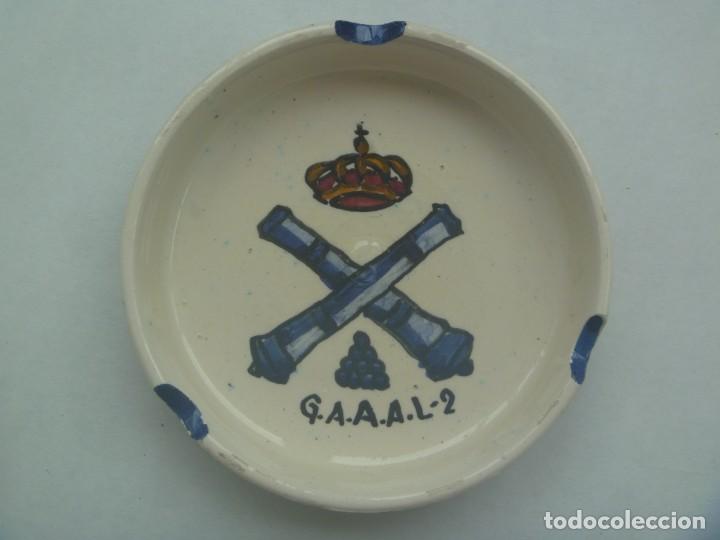 Militaria: GRUPO DE ARTILLERIA ANTIAEREA LIGERA : CENICERO DEL G.A.A.A.L. - 2 . CERAMICA PINTADA A MANO