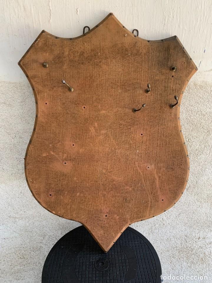 Military Antiques: EXPOSITOR ESCUDO MADERA FORRADO TERCIOPELO ARMAS BLANCAS ESPADAS 82X58CMS