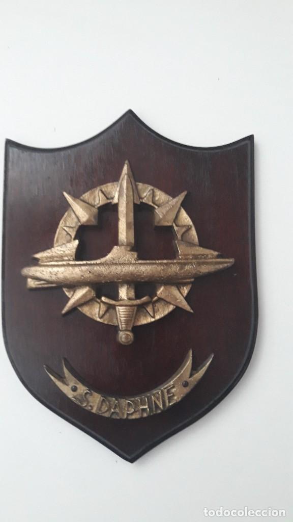 Militaria: METOPA NAVAL. SUBMARINOS CLASE DAPHNE. Bronce sobre madera. En buen estado.