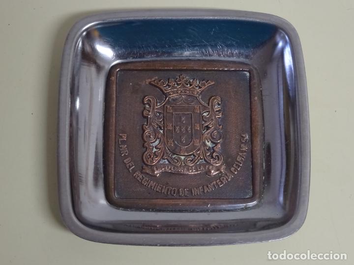Militaria: CENICERO DE METAL MILITAR. PLANA MAYOR DEL REGIMIENTO DE INFANTER&Iacute;A CEUTA 54. REGULARES 10CM. 130GR