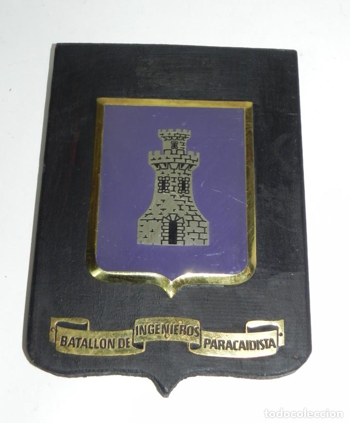 Militaria: ANTIGUA METOPA MILITAR. BATALL&Oacute;N DE INGENIEROS PARACAIDISTAS. MIDE 21 X 15 CM